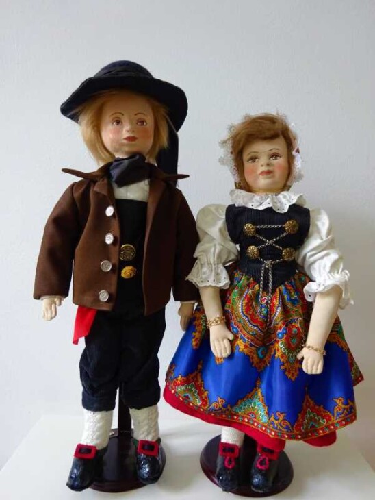 eine weibliche und eine männliche Puppe in Karlsbader Tracht