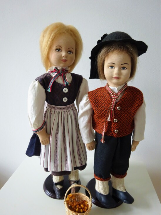eine männliche und weibliche Puppe in ostpreußischer Tracht
