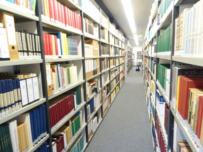 Bücherregale in der Bibliothek des BKGE