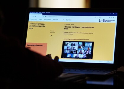 Foto eines Laptops während der virtuellen "Shared Heritage" Tagung