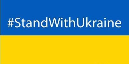 Ukrainische Flagge mit dem Hashtag StandWithUkraine
