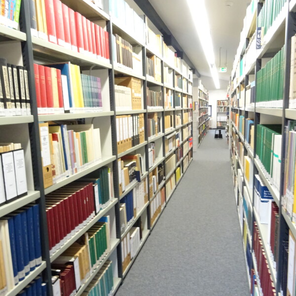 Bücherregale in der Bibliothek des BKGE