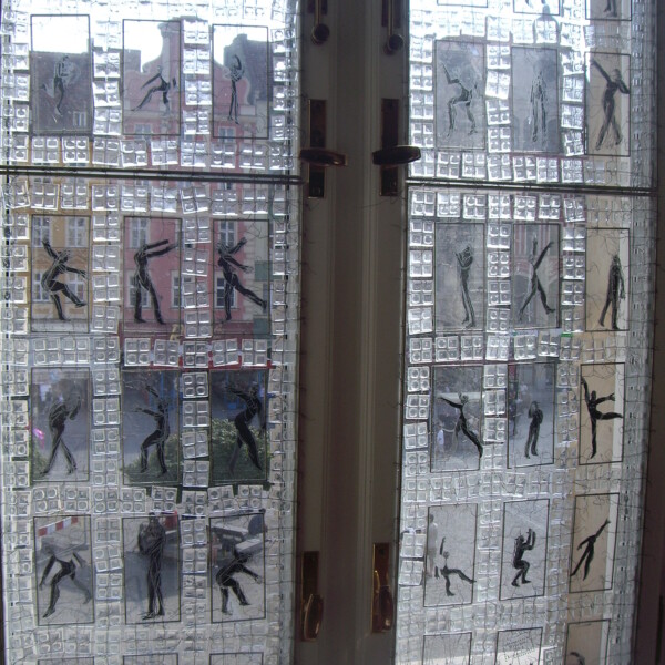Fensterglas mit Verzierungen, die mehrere Menschen zeigen