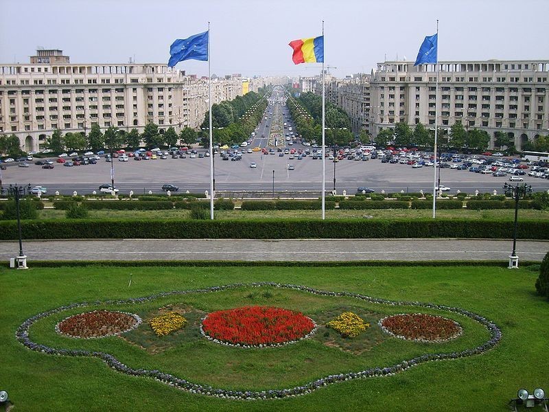 800px Bucuresti palatul parlamentului view