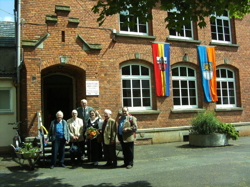 sechs Personen, die vor einem Gebäude in Nürnberg stehen